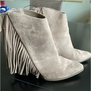 Suede boots with fringe taupe